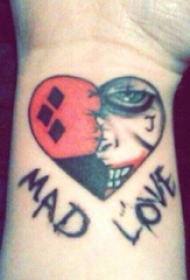 男生手臂上彩绘简单线条英文和心形纹身图片