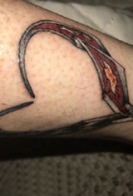 男生小腿上彩绘水彩素描擦创意心形纹身图片