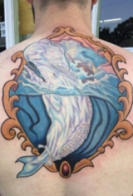 男生后背上彩绘简单抽象线条小动物鲸鱼纹身图片