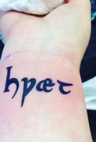 女生手腕上黑色线条文艺小清新唯美花体英文纹身图片