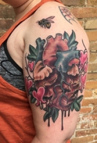 男生手臂上彩绘几何简单线条创意心脏纹身图片