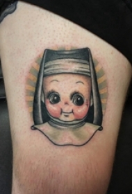 女生大腿上彩绘简单线条创意卡通人物纹身图片