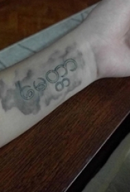 男生手臂上黑灰点刺几何圆形纹身图片