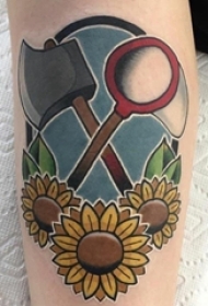 男生大腿上彩绘简单线条植物向日葵和工具纹身图片