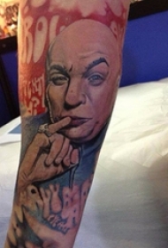 男生手臂上彩绘简单线条人物肖像纹身图片