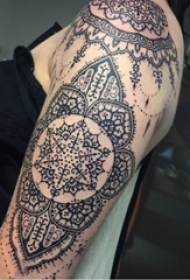 令人印象深刻的黑色点刺简单线条创意纹身图案