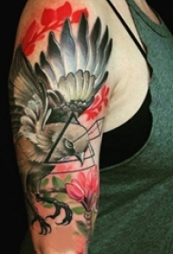 男生手臂上彩绘水彩素描创意老鹰纹身图片