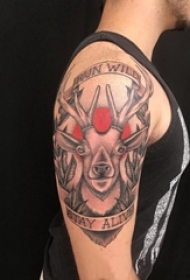 男生手臂上彩绘点刺简单线条植物英文和鹿纹身图片