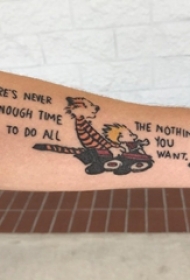 男生手臂上彩绘简单线条英文和创意卡通纹身图片