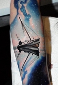男生手臂上彩绘星空元素简单线条卫星纹身图片