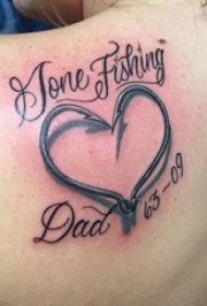 女生背部黑灰素描点刺技巧创意心形花体英文纹身图片