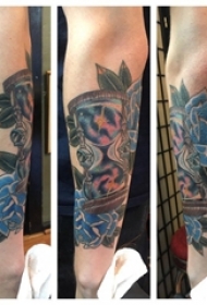 男生手臂上彩绘水彩素描创意唯美花朵沙漏纹身图片
