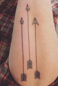 女生手臂上黑灰素描创意精致的箭纹身图片