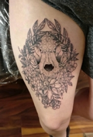 女生大腿上黑灰点刺简单线条花朵和骷髅纹身图片