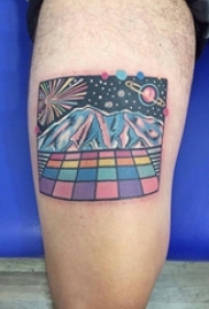 男生大腿上彩绘几何抽象线条山脉纹身图片