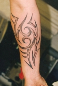 男生手臂上黑灰素描点刺技巧创意图腾纹身图片