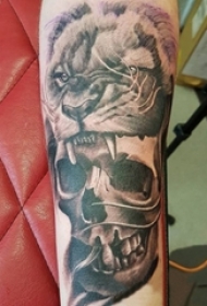 女生手臂上黑灰素描点刺技巧创意狮子头骷髅花臂纹身图片