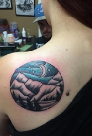 女生后肩上彩绘简单线条山脉和森林风景纹身图片