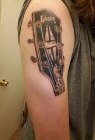 男生手臂上黑灰素描创意文艺吉他板纹身图片