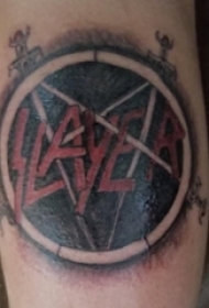 男生小腿上彩绘几何线条五角星和英文单词纹身图片