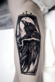 男生小腿上黑灰素描点刺技巧创意小鸟纹身图片