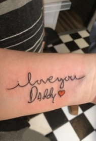 女生手臂上彩绘几何抽象线条心形和英文单词纹身图片