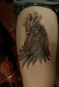 男生大腿上黑灰素描点刺技巧创意公鸡纹身图片