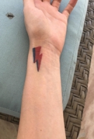 女生手腕上彩绘几何简单线条闪电纹身图片