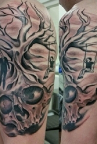 男生手臂上黑灰点刺简单抽象线条骷髅和人物纹身图片