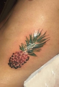 男生侧腰上彩绘渐变简单线条心形水果菠萝纹身图片