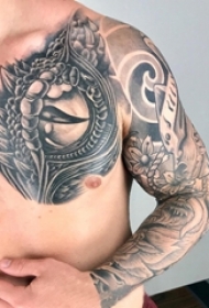 男生胸部黑色点刺简单线条眼睛纹身图片