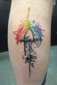 男生小腿上彩绘泼墨简单抽象线条雨伞纹身图片