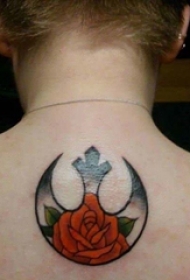 女生后背上彩绘渐变简单线条植物花朵和船锚纹身图片