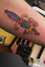 男生手臂上彩绘几何简单线条匕首和食物纹身图片