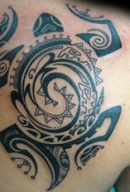 男生背部黑色线条创意霸气乌龟纹身图片