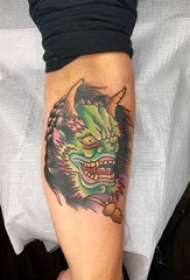男生手臂上彩绘简单抽象线条恐怖般若纹身图片