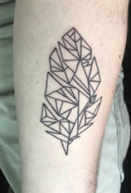 男生手臂上黑色几何元素简单线条个性纹身图片