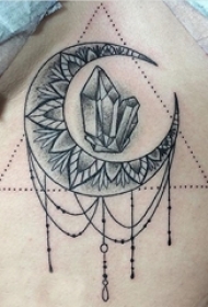 女生胸口下黑灰素描点刺技巧创意月亮钻石纹身图片