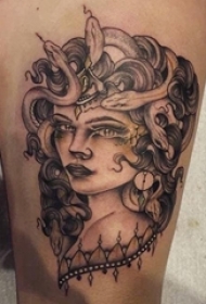 女生大腿上黑灰素描点刺技巧霸气精致女生人物纹身图片