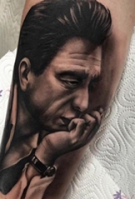 男生手臂上黑色点刺简单线条帅气人物肖像纹身图片