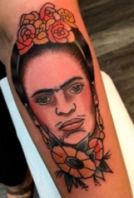 男生手臂上彩绘水彩素描男生肖像纹身图片