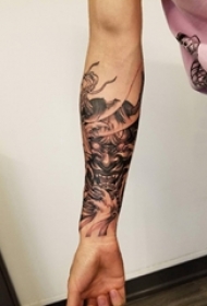 男生手臂上黑色点刺抽象线条恐怖般若纹身图片