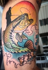 男生小腿上彩绘水彩素描霸气经典鲤鱼纹身图片
