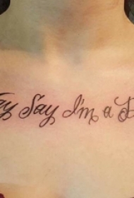 女生锁骨下黑色抽象线条花体英文纹身图片