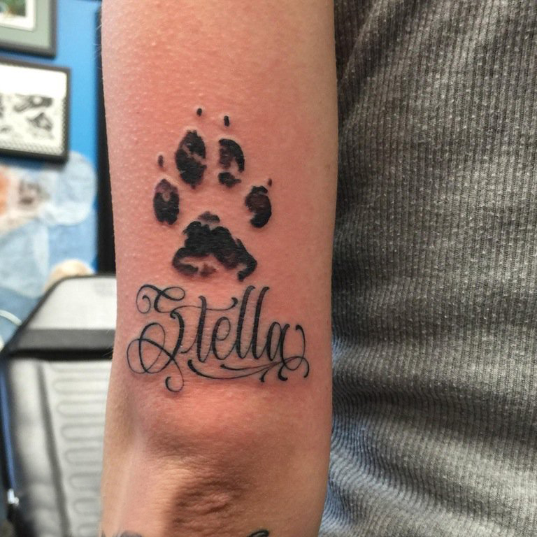 男生手臂上黑色点刺简单线条英文和动物爪印纹身图片