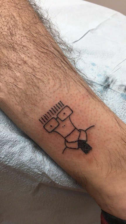 男生手臂上黑色几何简单线条卡通人物纹身图片