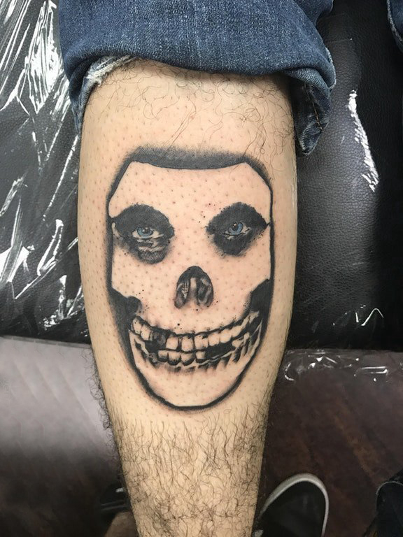 男生小腿上黑色点刺几何简单线条面具纹身图片