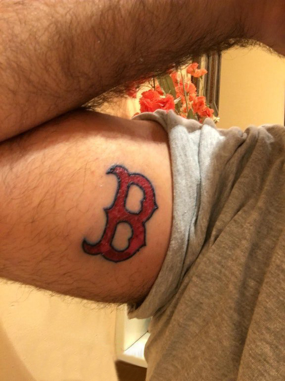 男生手臂上彩绘简单线条创意英文字母纹身图片