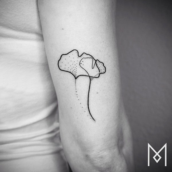 女生手臂上黑色线条创意文艺银杏叶纹身图片