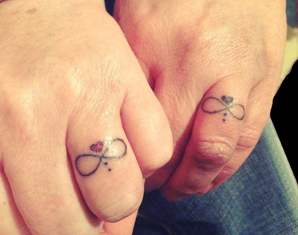 经久不变的黑色简单个性线条情侣戒指纹身图案